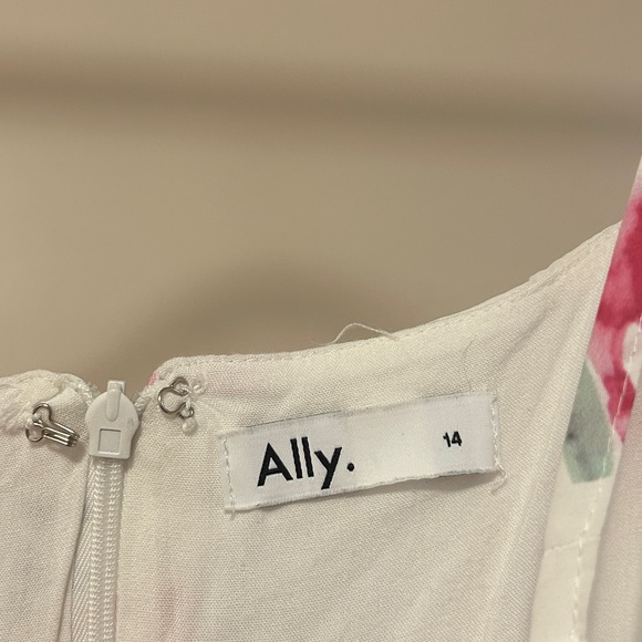 Soft and feminine floral elegant, dainty romper from Ally Fashion size large/14 - Picture 8 of 10